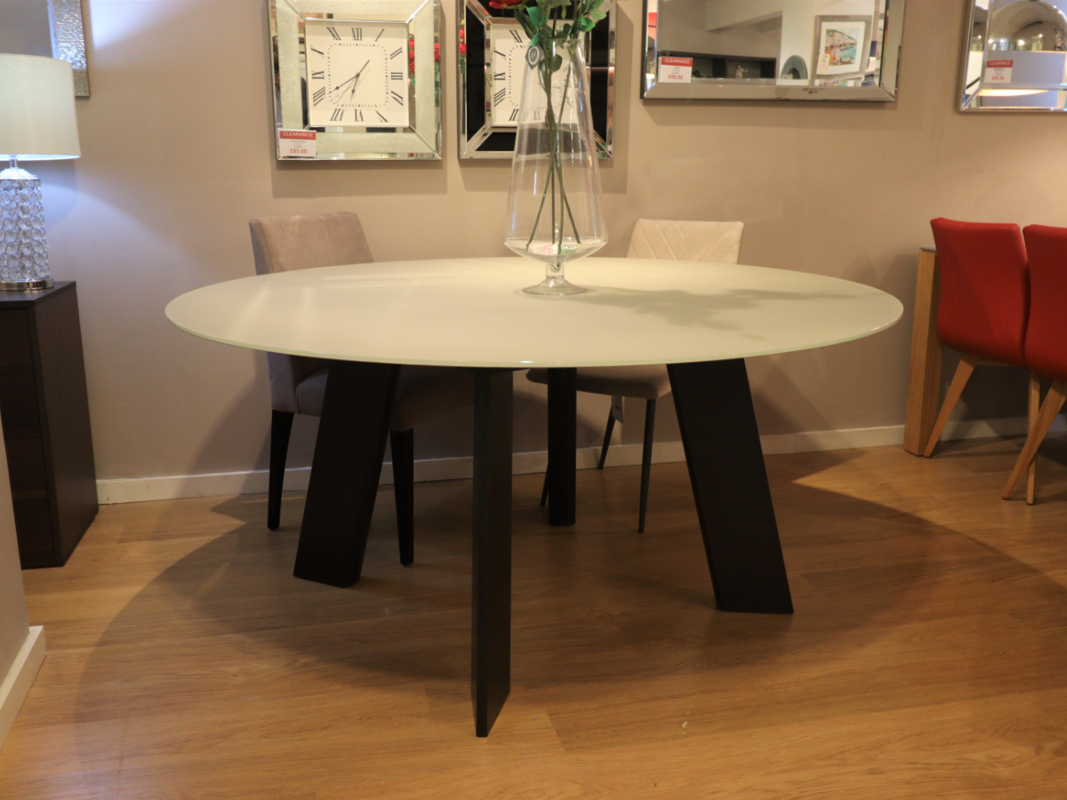 Boheme glass round dining table display